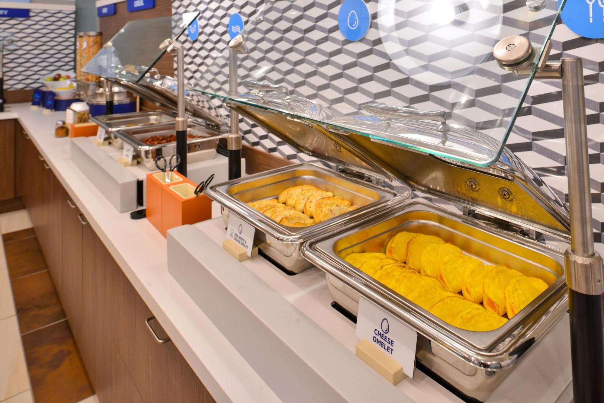 Holiday Inn Express Hotel & Suites Birmingham - Inverness 280 By Ihg Bagian luar foto