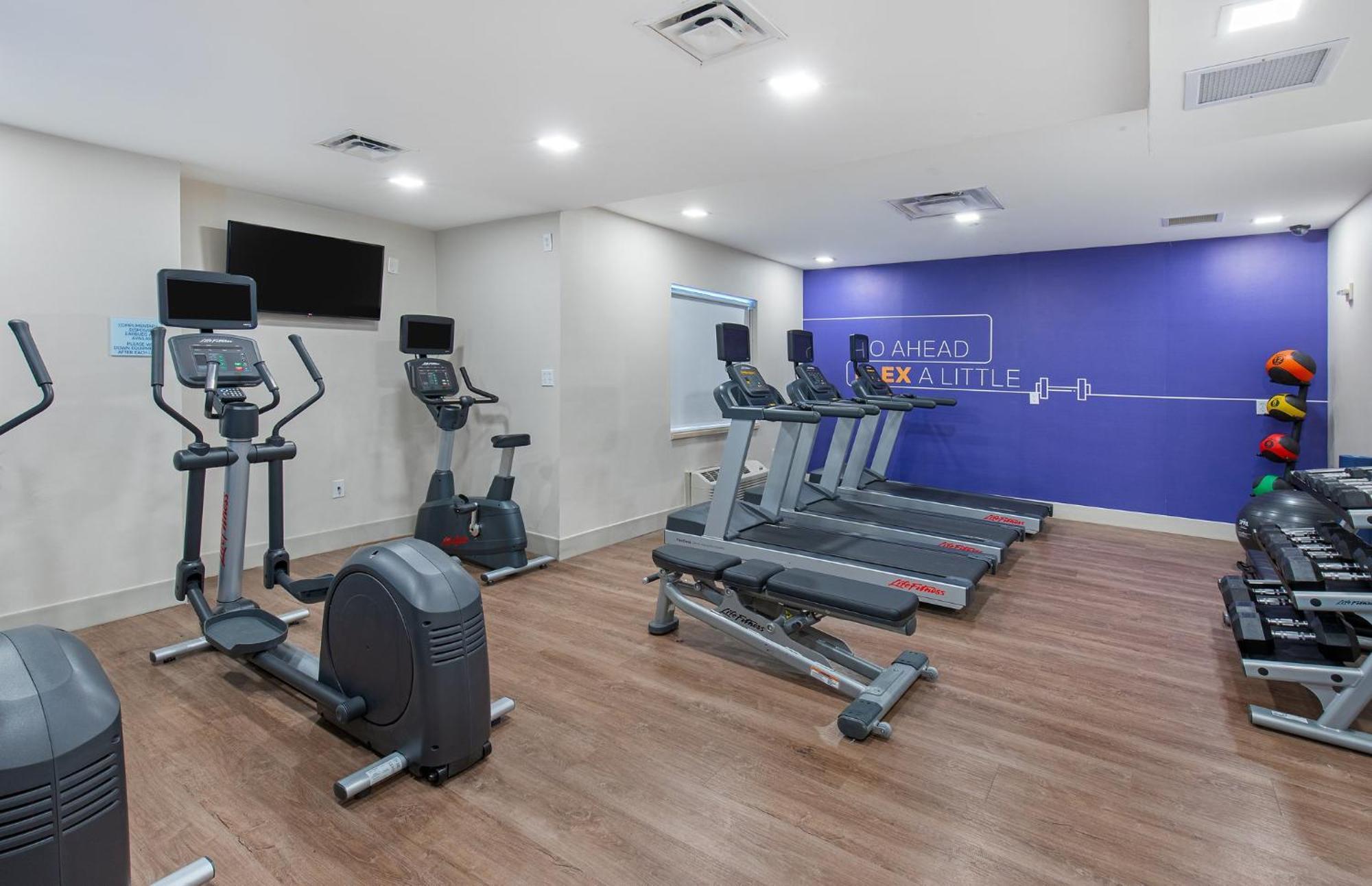 Holiday Inn Express Hotel & Suites Birmingham - Inverness 280 By Ihg Bagian luar foto