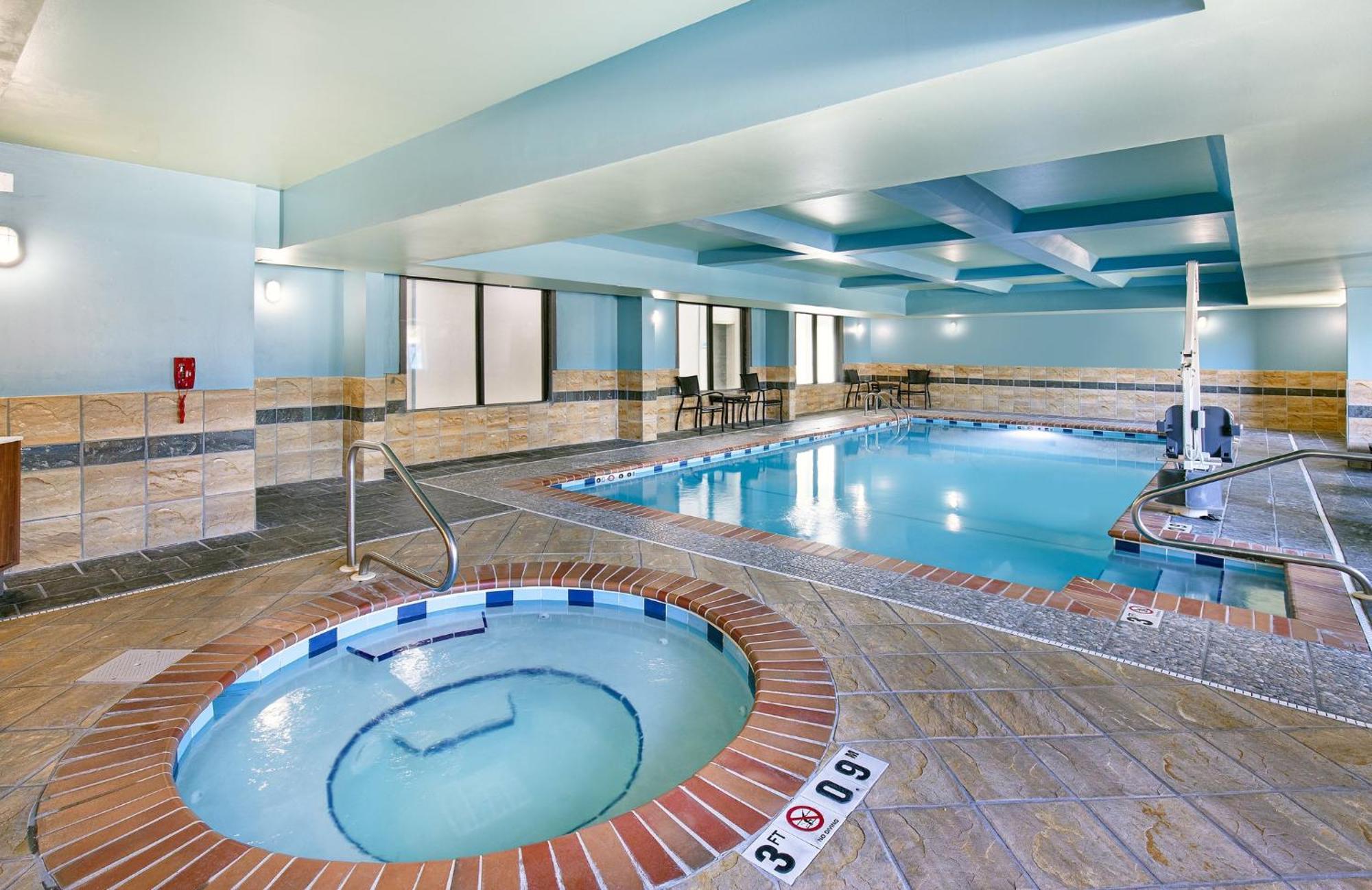 Holiday Inn Express Hotel & Suites Birmingham - Inverness 280 By Ihg Bagian luar foto
