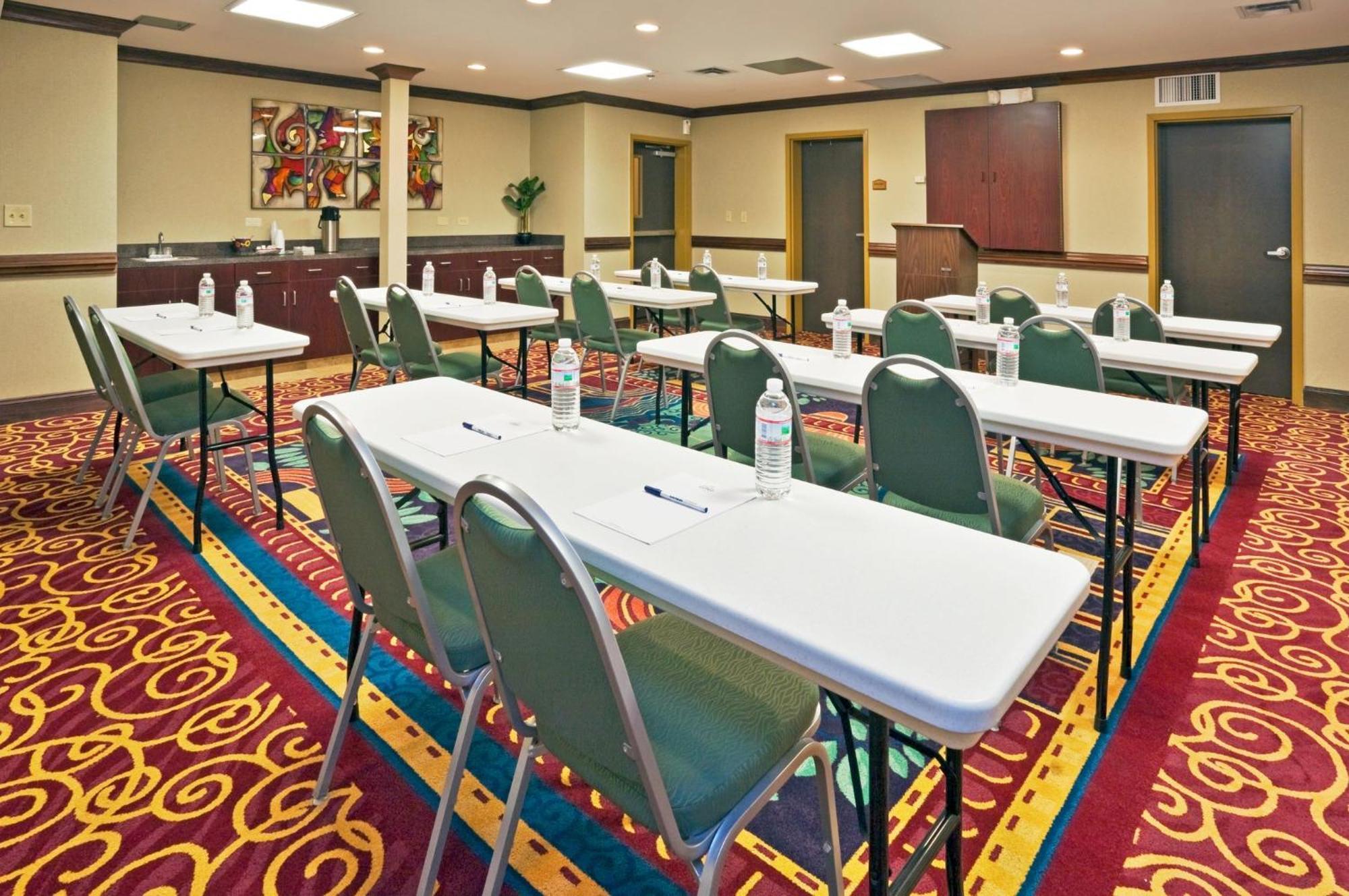 Holiday Inn Express Hotel & Suites Birmingham - Inverness 280 By Ihg Bagian luar foto